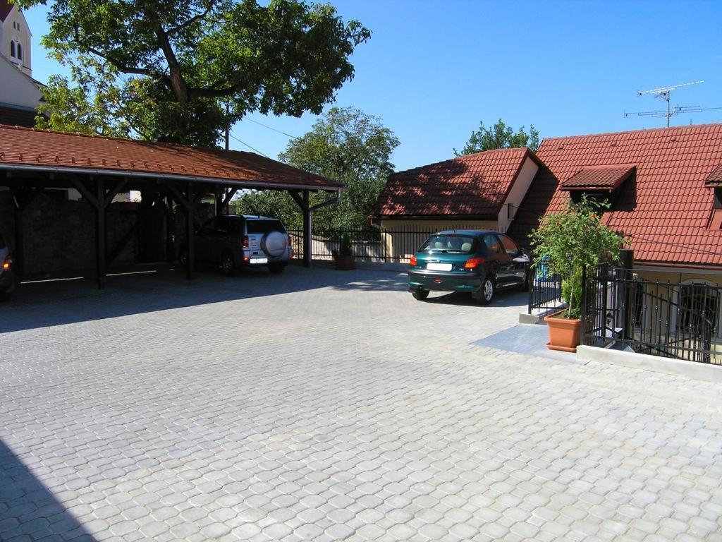Penzion Pod Hradom Trenčín Екстериор снимка